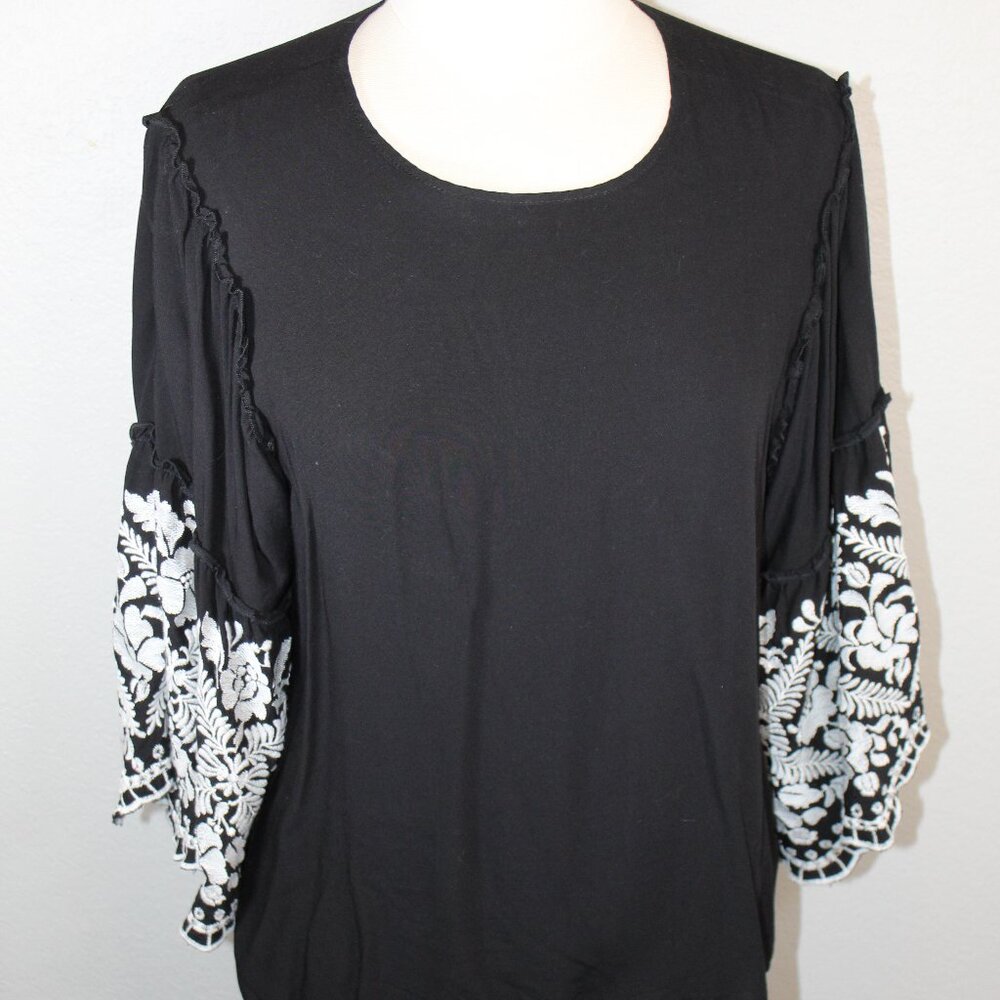 Karen Kane- Black and White Cotton wide Sleeves  Embroidered Blouse Size Lg